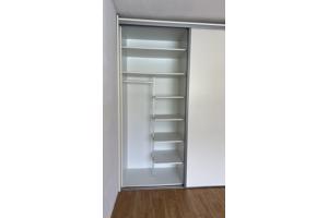 KLEDINGKAST MET SCHUIFDEUREN