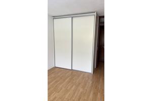 KLEDINGKAST MET SCHUIFDEUREN