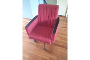 Vintage rode bureaustoel op wieltjes