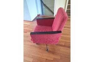 Vintage rode bureaustoel op wieltjes