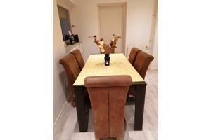 Gratis dining table with 6 chairs, 2 sofas with club table and kitchen table with 2 plastic chairs