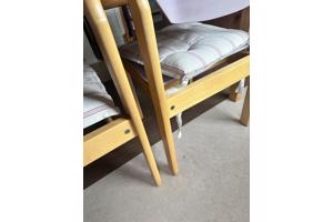 2 berken eettafelstoelen (jaren 80 vorige eeuw)
