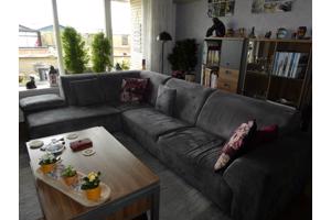 Grijze hoekbank met stoffen bekleding