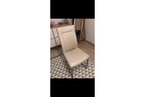 Twee eettafelstoelen