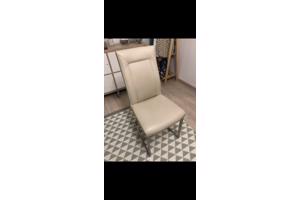 Twee eettafelstoelen