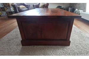 Grote houten salontafel