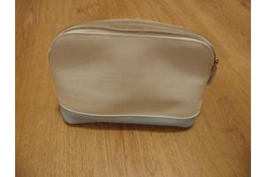 Nieuwe toilettas wit met lichtblauw met rits leerachtig.