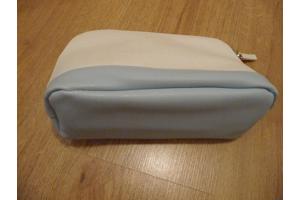 Nieuwe toilettas wit met lichtblauw met rits leerachtig.