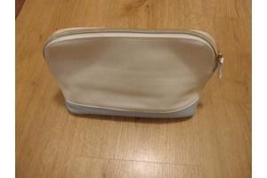 Nieuwe toilettas wit met lichtblauw met rits leerachtig.