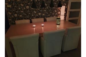 Grote eettafel met leren stoelen