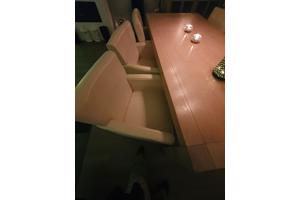 Grote eettafel met leren stoelen