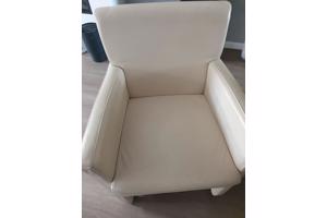 Grote eettafel met leren stoelen