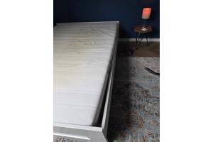 Bed (frame goede staat, matras oud)