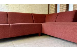 Terra-kleurige hoekbank