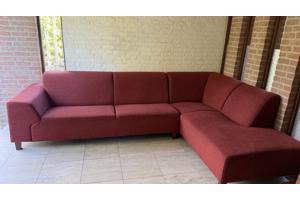 Terra-kleurige hoekbank