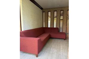 Terra-kleurige hoekbank