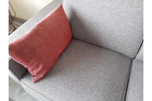 2,5 zitsbank met fauteuil, kussens en vloerkleed