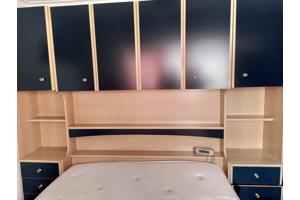 Bed met ombouw en elektrische bedbodems