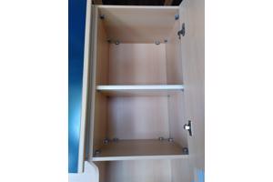 Bed met ombouw en elektrische bedbodems