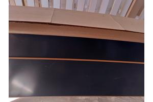 Bed met ombouw en elektrische bedbodems