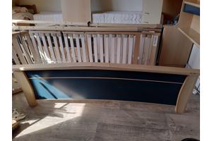 Bed met ombouw en elektrische bedbodems