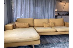 Gratis ophalen: Okergele hoekbank