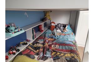 Stapelbed met vakjes voor speelgoed/Boekjes. 90x200cm