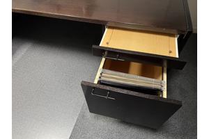 Solide bureau met bureaustoel
