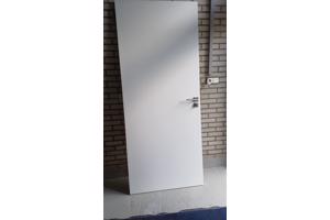 Deur met RVS beslag