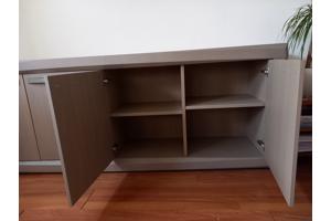 Taupe/grijskleurig dressoir met 4 deuren en 4 legplanken