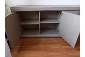 Taupe/grijskleurig dressoir met 4 deuren en 4 legplanken