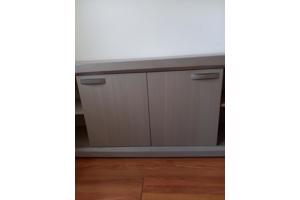 Taupe/grijskleurig dressoir met 4 deuren en 4 legplanken
