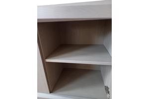 Taupe/grijskleurig dressoir met 4 deuren en 4 legplanken