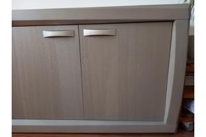 Taupe/grijskleurig dressoir met 4 deuren en 4 legplanken