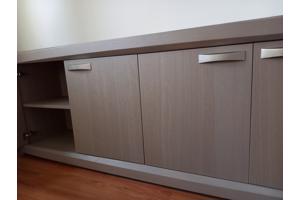 Taupe/grijskleurig dressoir met 4 deuren en 4 legplanken