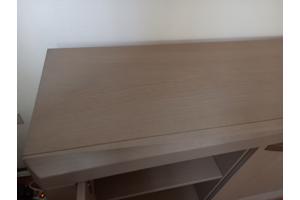 Taupe/grijskleurig dressoir met 4 deuren en 4 legplanken