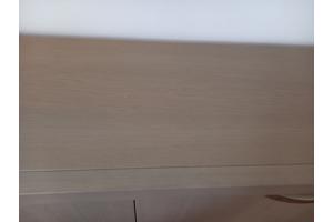 Taupe/grijskleurig dressoir met 4 deuren en 4 legplanken