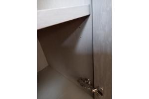 Taupe/grijskleurig dressoir met 4 deuren en 4 legplanken