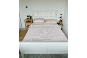 Bed met matras, bodem en kast