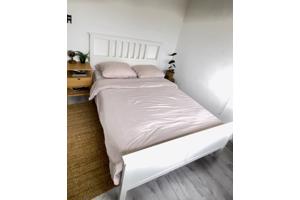 Bed met matras, bodem en kast