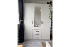 Bed met matras, bodem en kast