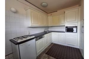 Hoekkeuken crèmekleurige kastjes