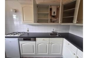 Hoekkeuken crèmekleurige kastjes