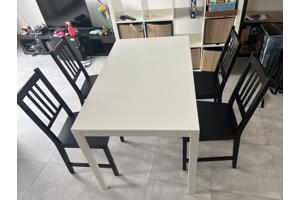 IKEA tafel en vier houten stoelen