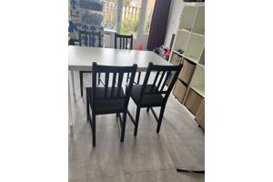 IKEA tafel en vier houten stoelen