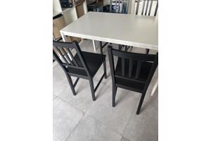 IKEA tafel en vier houten stoelen