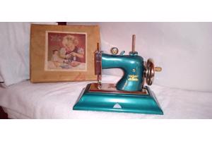 Casige speelgoednaaimachine (1940''s) met originele