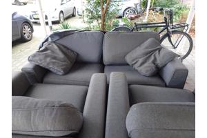 Driezits bank met twee eenpersoons banken