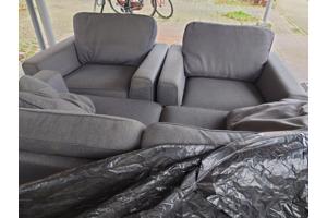 Driezits bank met twee eenpersoons banken