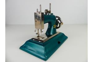 Topper : Casige speelgoednaaimachine (1940's) met originele